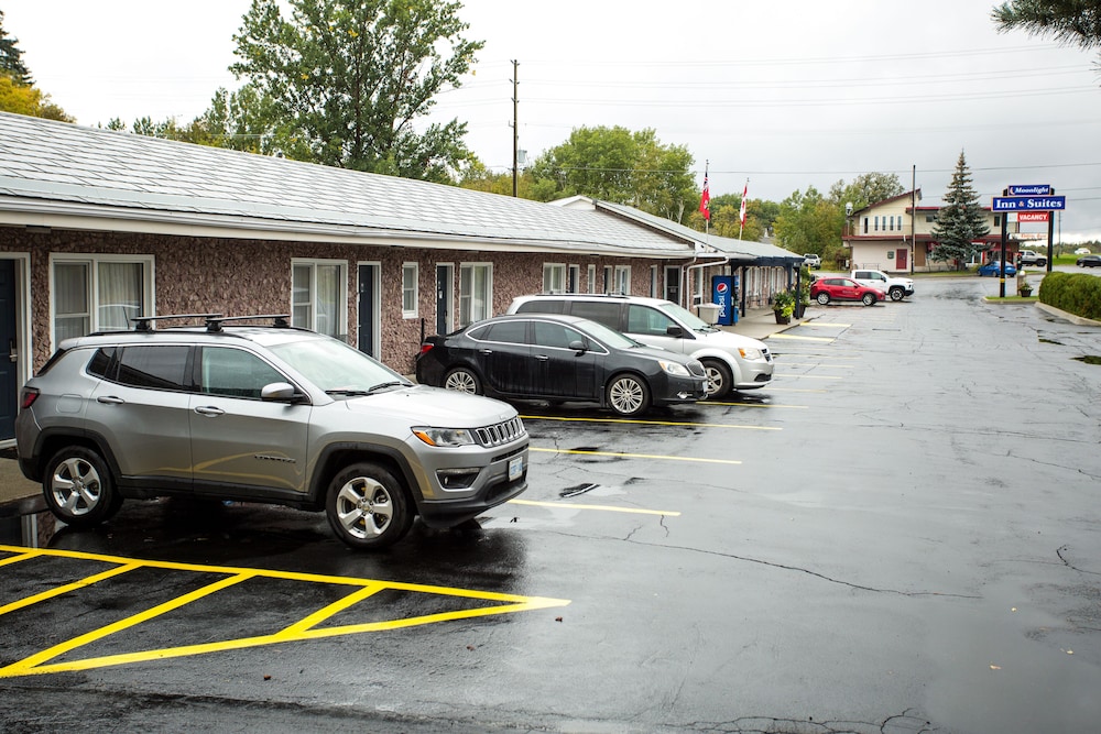Moonlight Inn and Suites Sudbury 33/50
