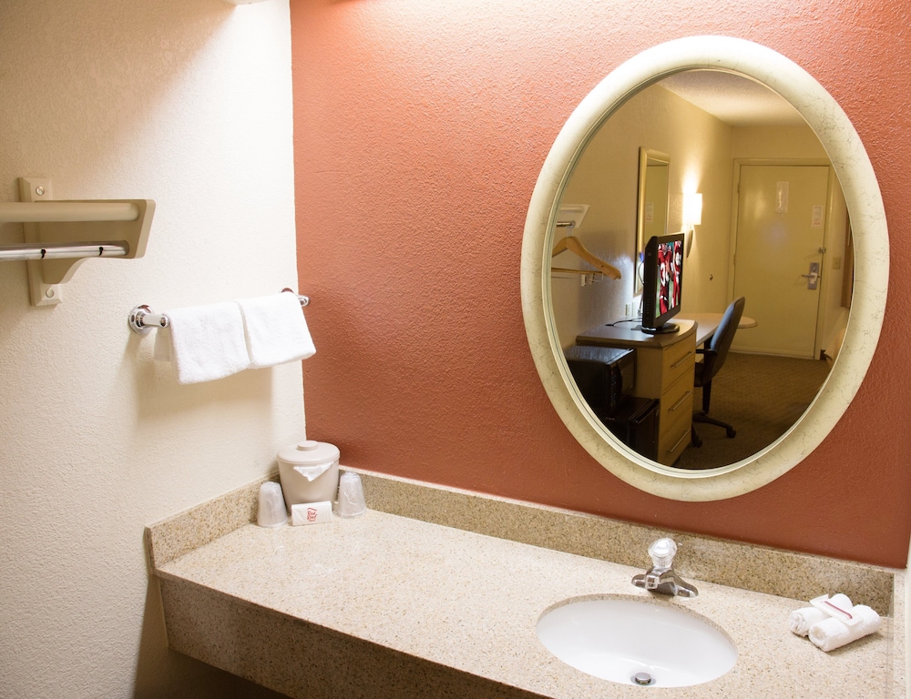 Red Roof Inn Greensboro Coliseum photo3