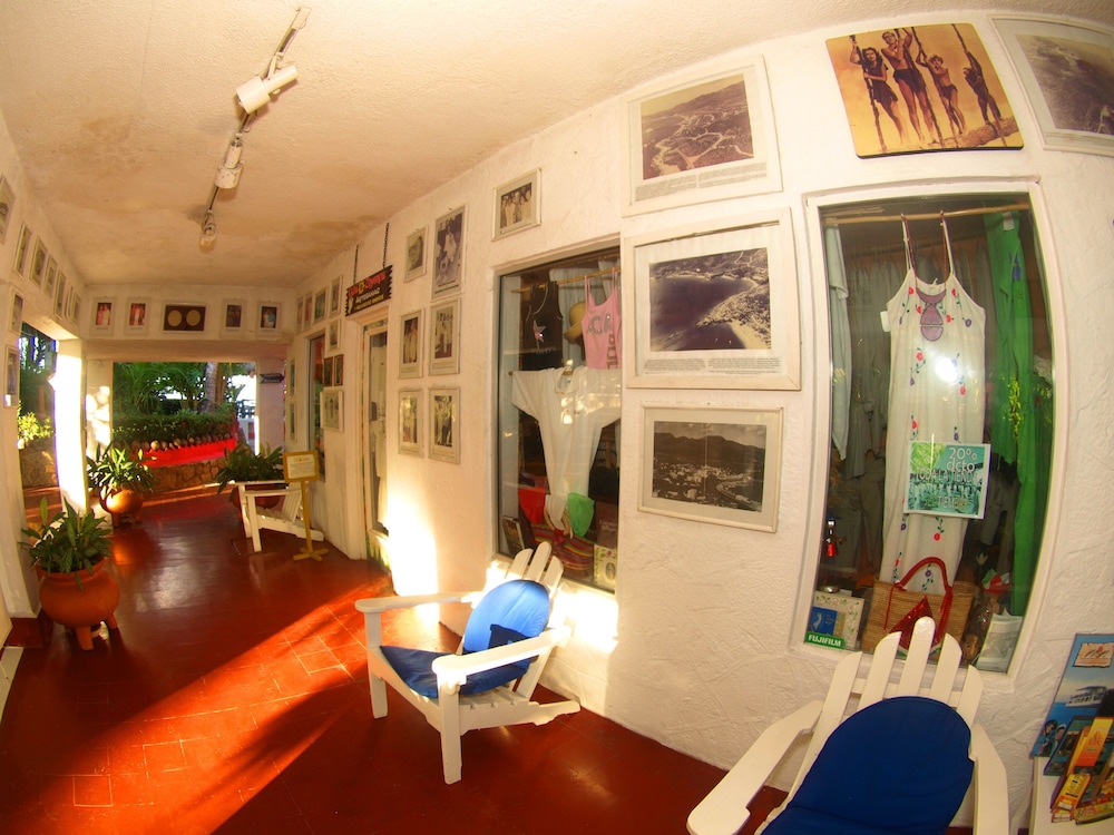 Los Flamingos Hotel 4/47