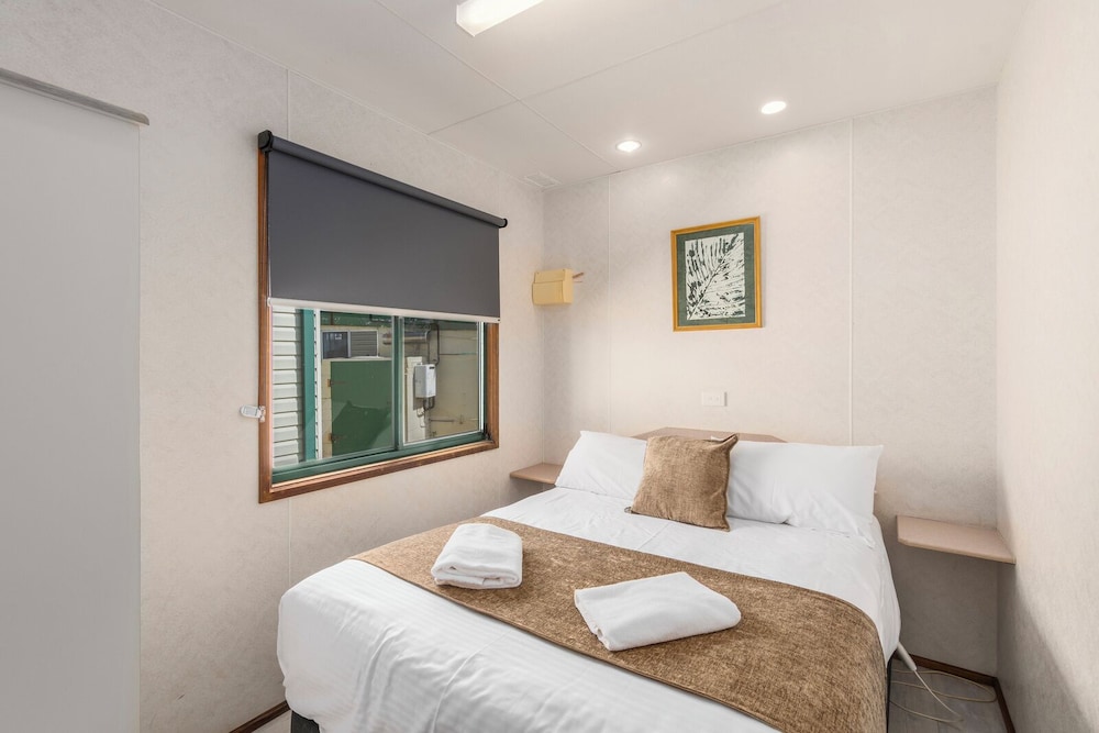 2 Bedrooms, Cabin, 2 Double Beds, Bunk Bed, Beach Front