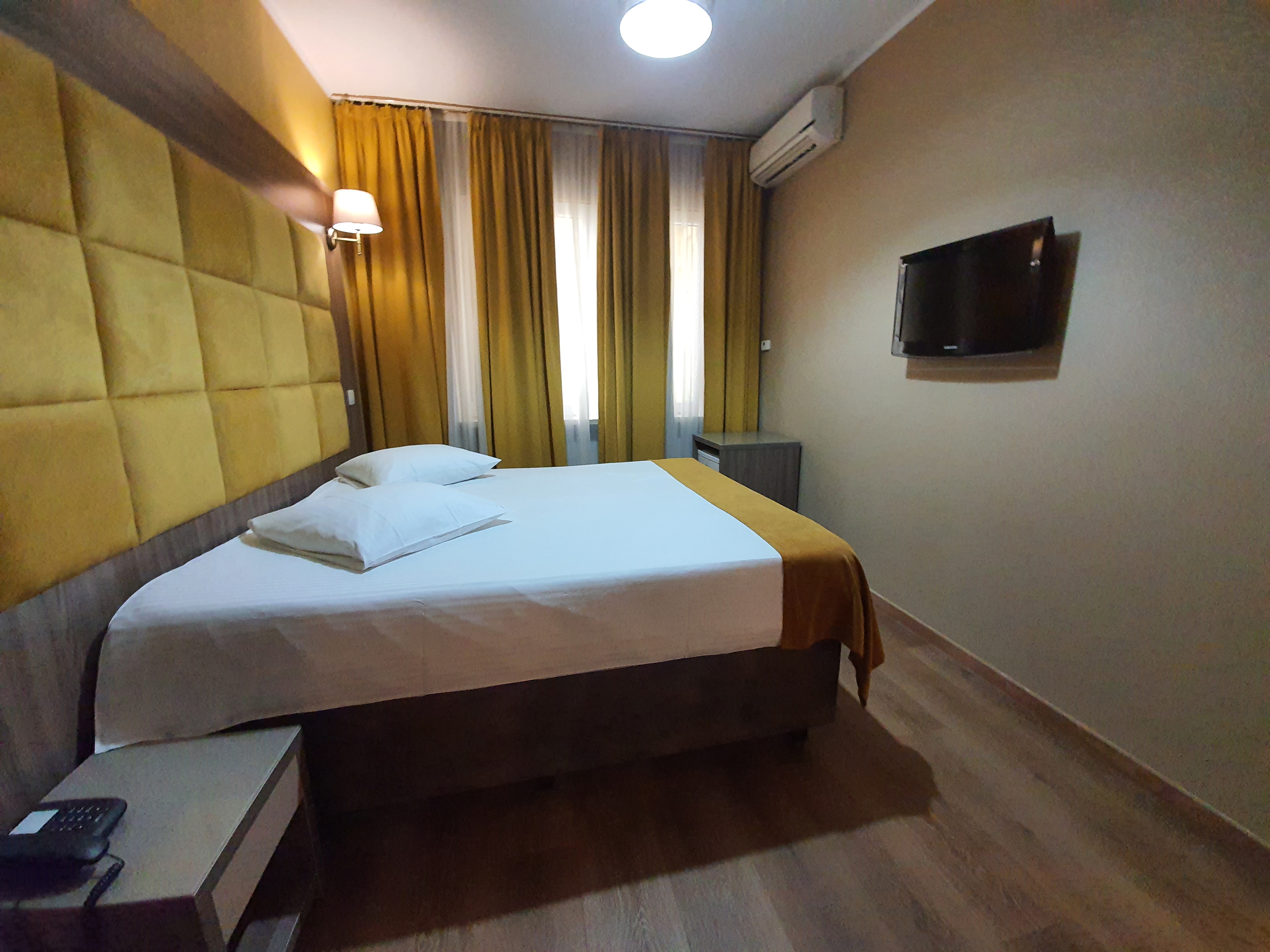 Economy, Double Bed, Hotel Midi-Zuid 2/5