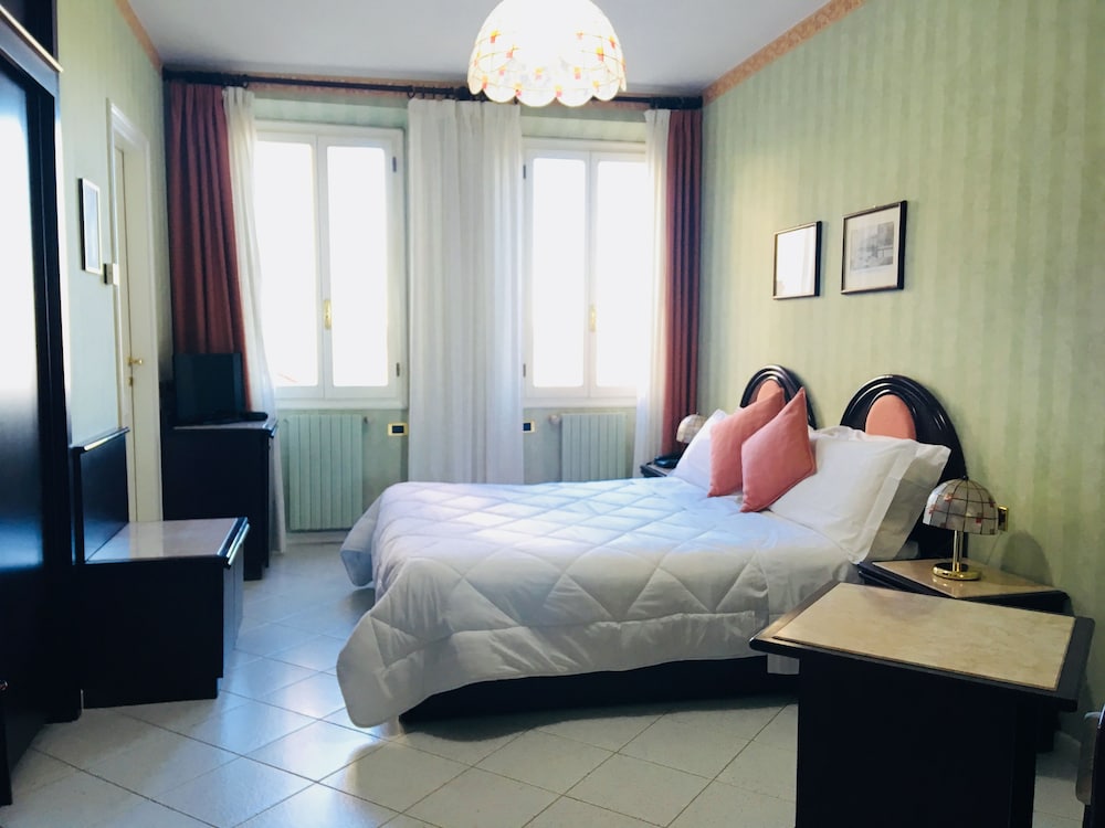 ROOM, SINGLE