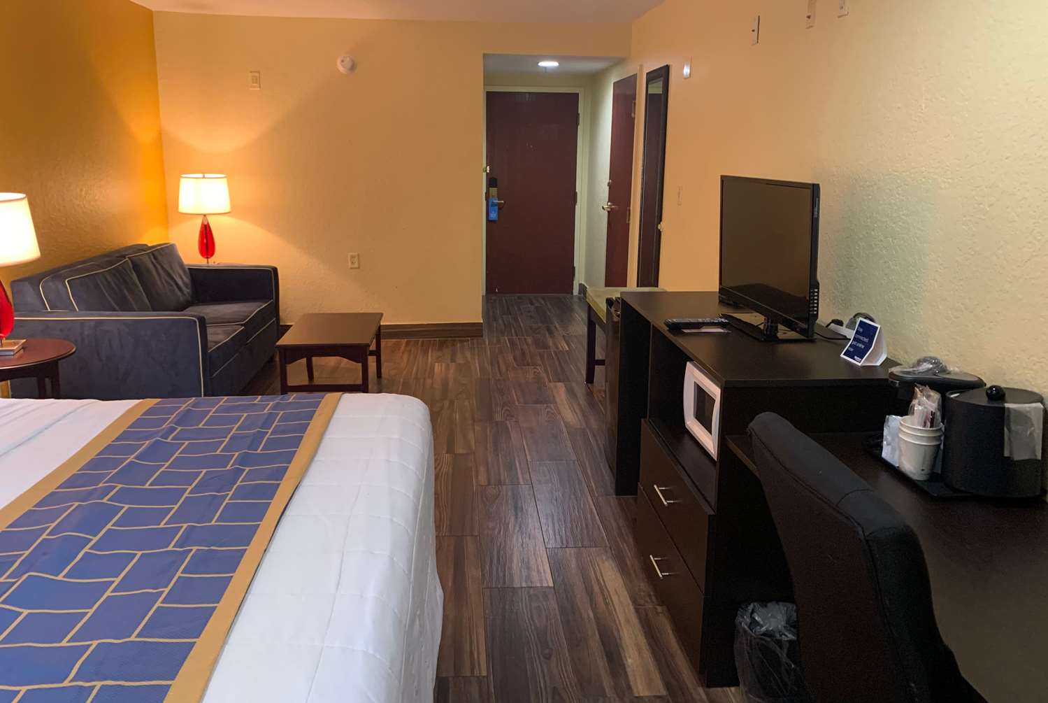 Days Inn And Suites By Wyndham Tampa Raymond James Stadium 25/51