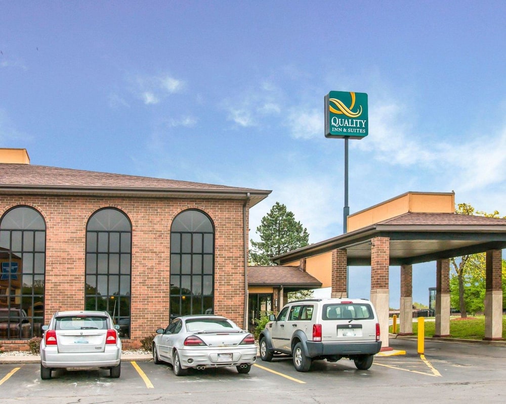 Baymont by Wyndham Flint Airport North 1/53