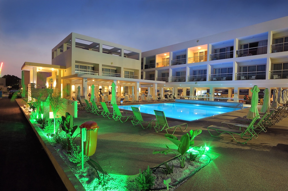 Nelia Gardens 5/48