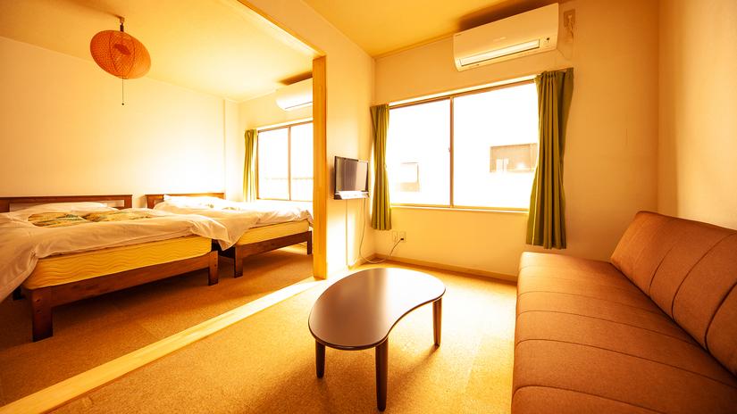 غرفة قياسية بسريرين منفصلين