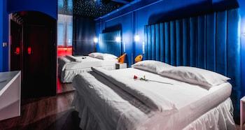 Blue, Double Bed, Pool Access
