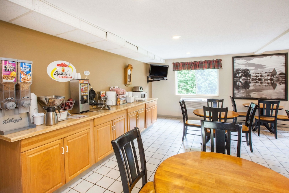 Super 8 by Wyndham West Branch 15/18