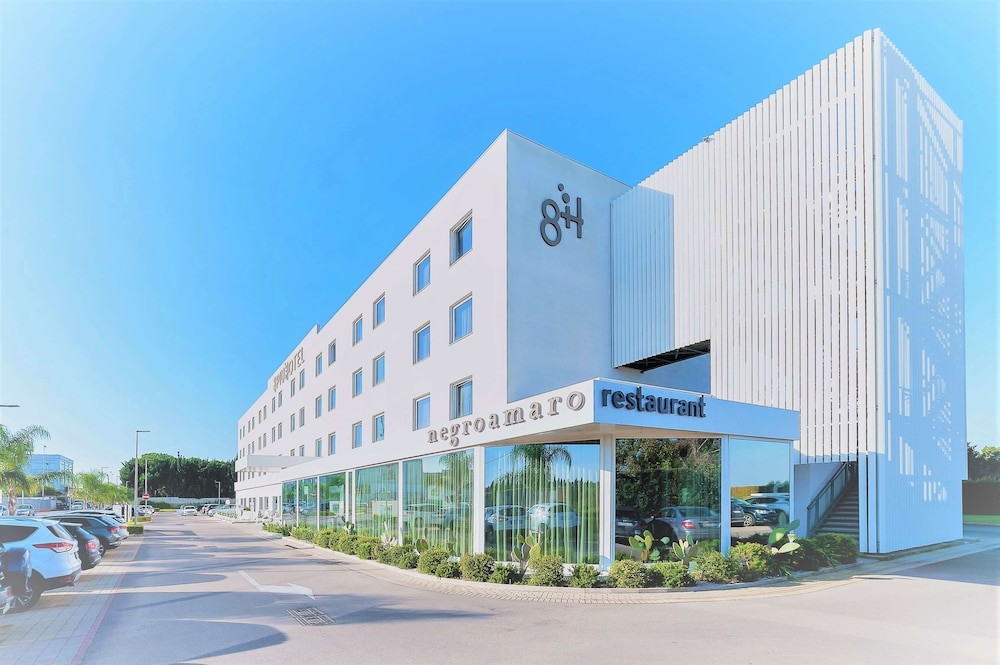 8piuhotel 2/50