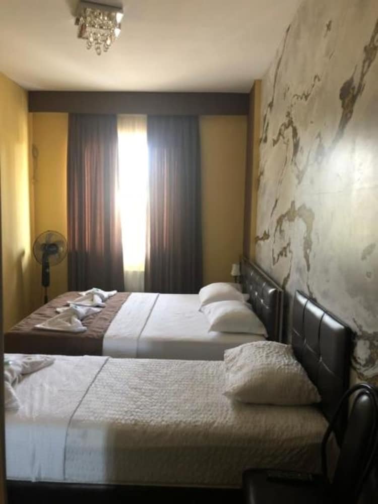 1 BEDROOM, STANDARD, TRIPLE