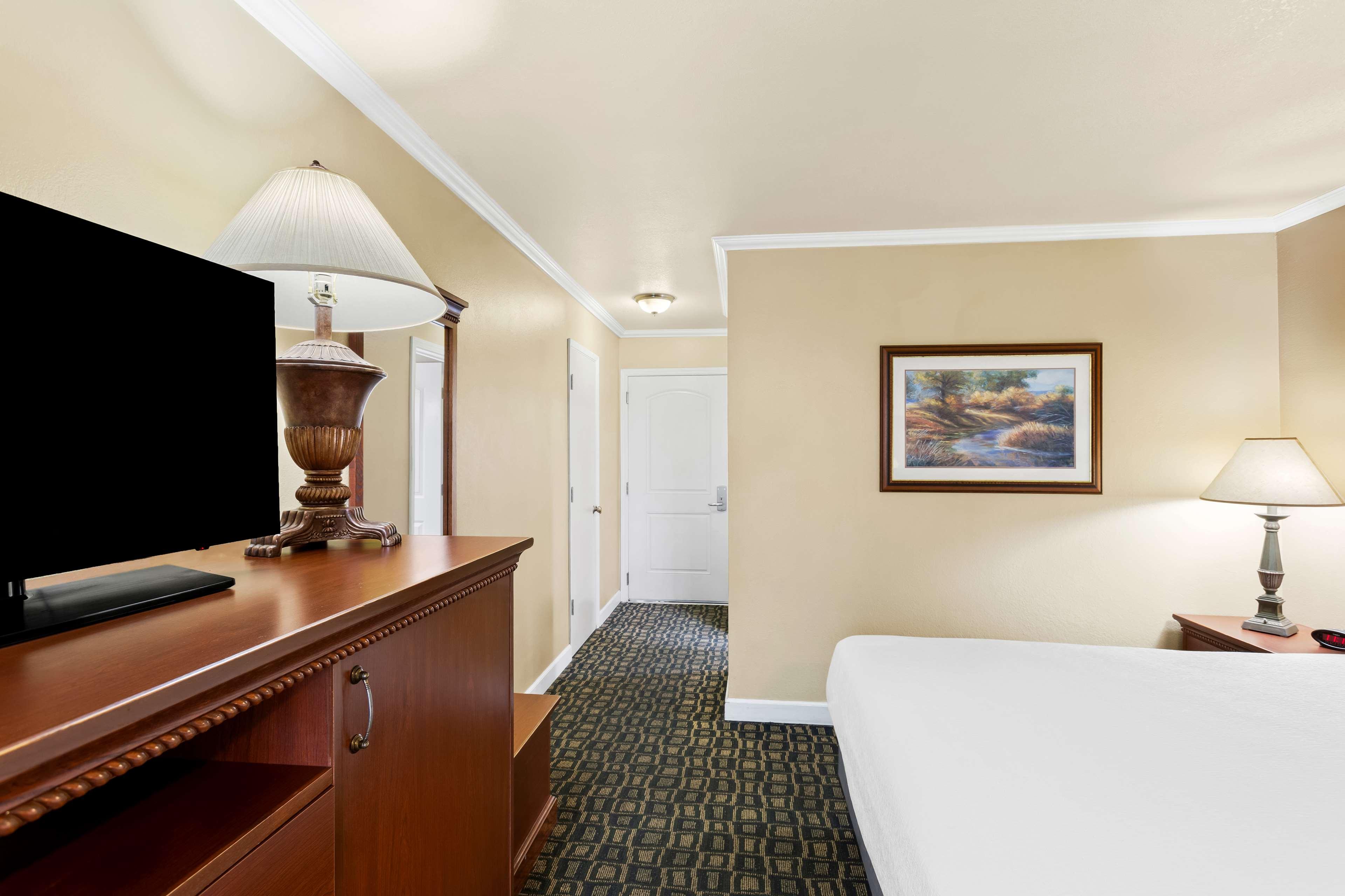 Room, King Bed, Creek Side, Pet Friendly، Best Western Miner's Inn 2/2
