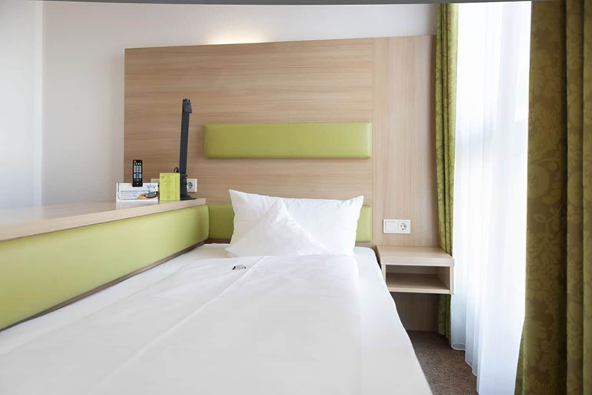ROOM, SINGLE