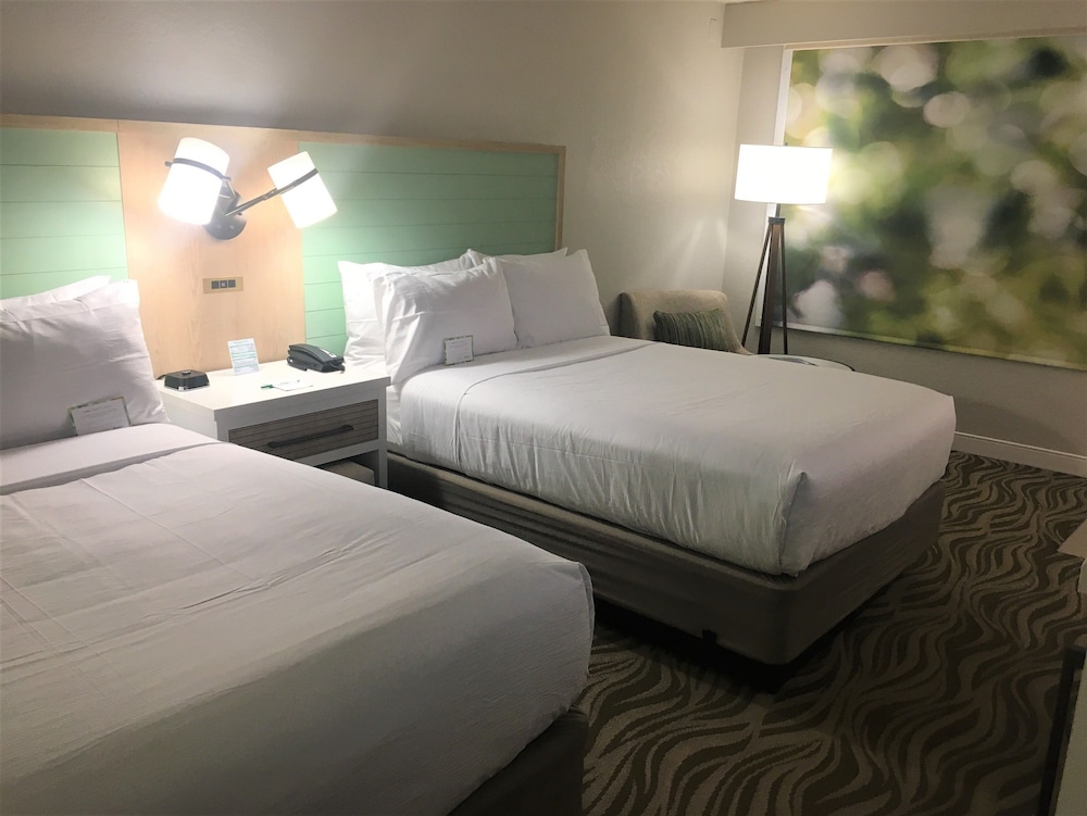 Room, 2 Double Beds, Courtyard View, Exterior Entrance، Wyndham Garden Lake Buena Vista Disney Springs Resort 7/10