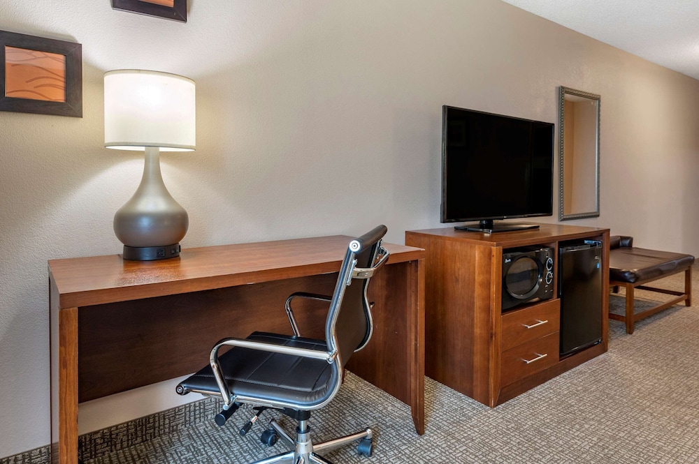 Comfort Inn and Suites Lawrenceburg, IN 24/43