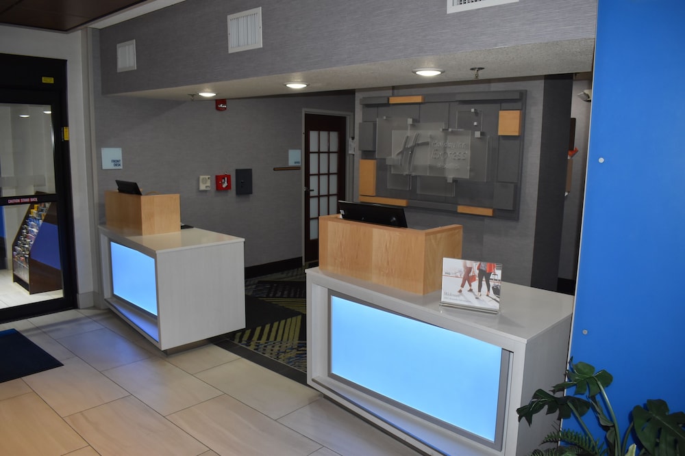 Holiday Inn Express Hotel Suites Mcpherson 6/64