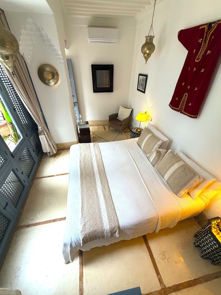 Safia, Classic, King Bed