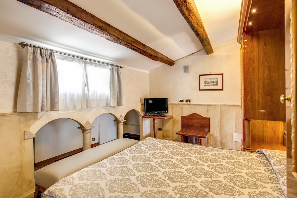 Pantheon Rooms 15/32