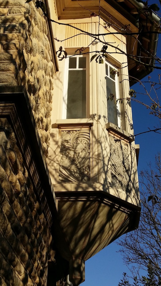 Castel Bayeux Guesthouse 3/50