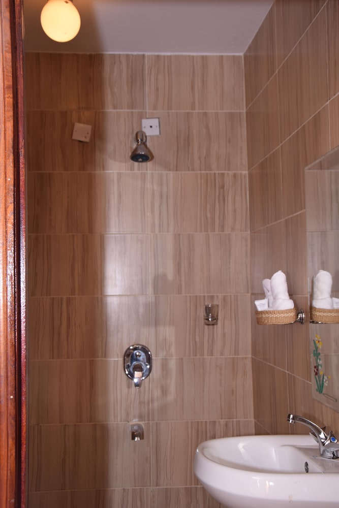 Nairobi Glory Palace Hotel Ltd 47/50