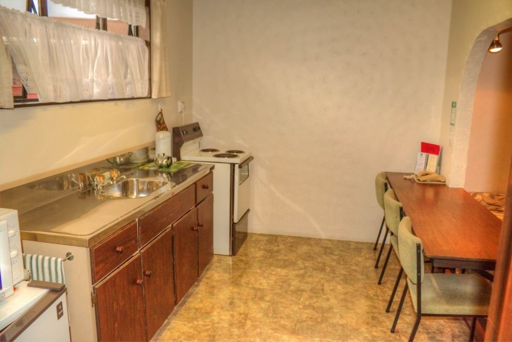 Riverside Motel 43/49