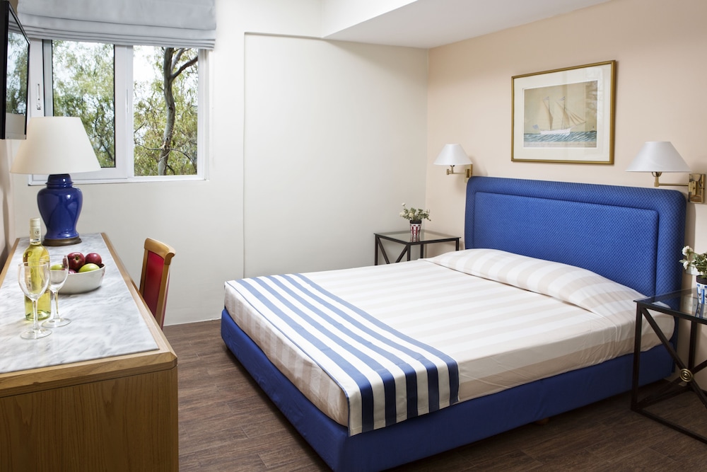 Dionysos Hotel 28/76