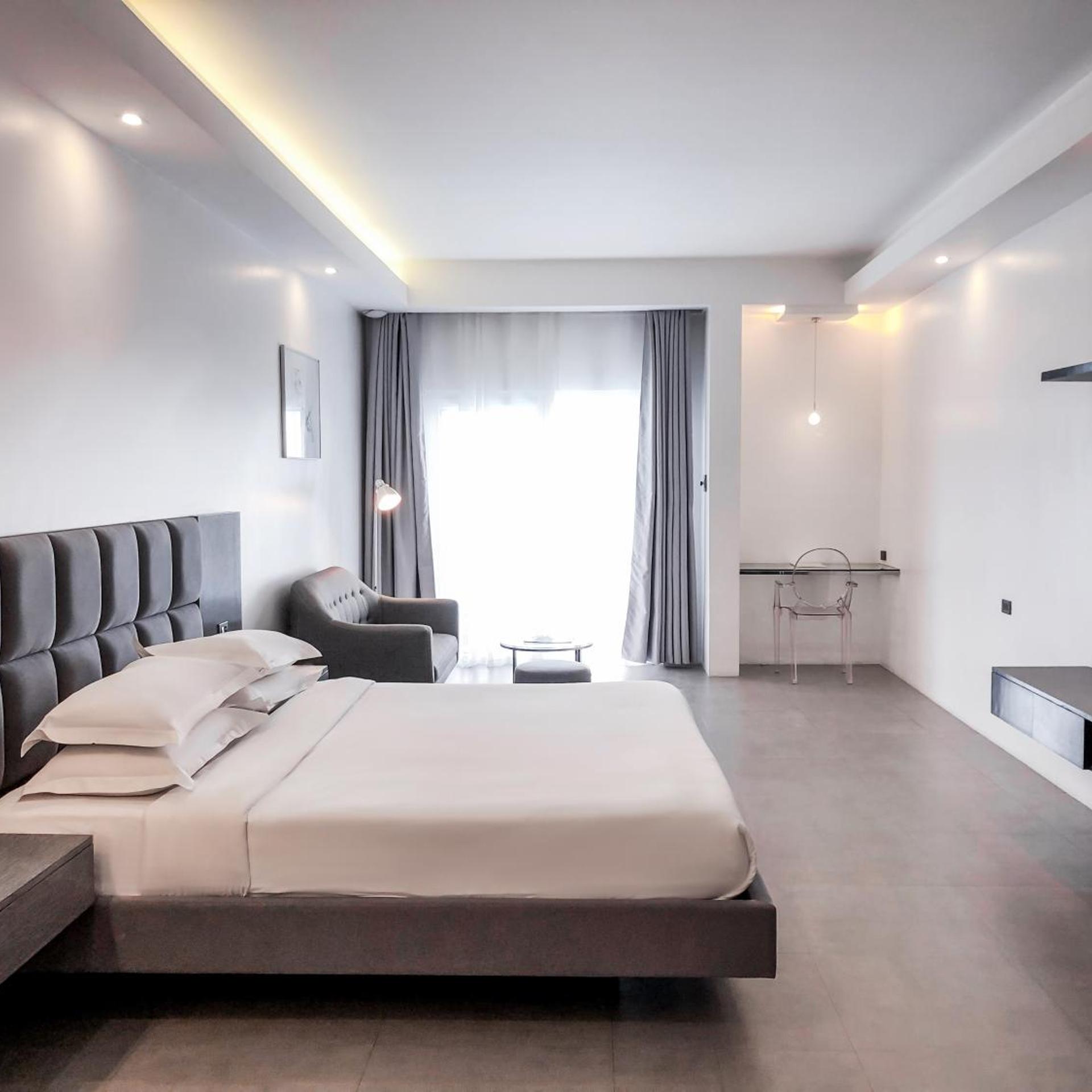 Pool, Suite, King Bed