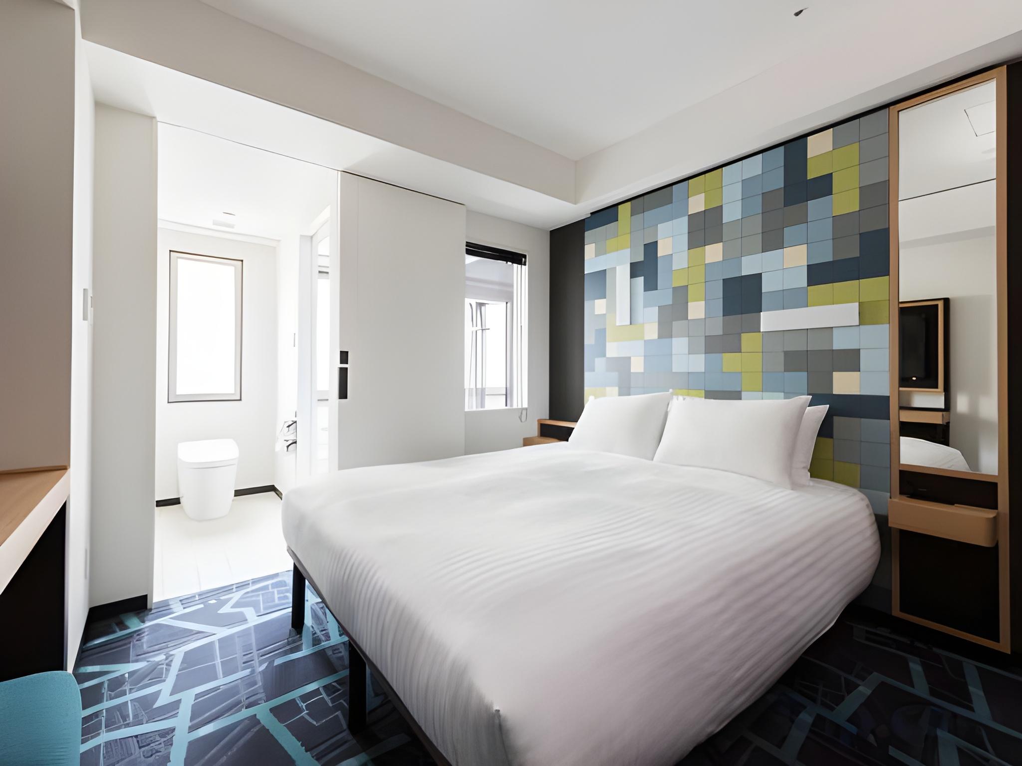 Superior, Queen Bed, Station Side