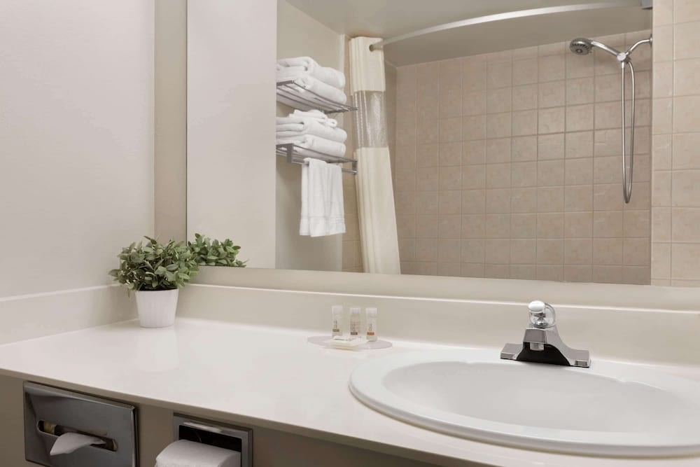 Days Inn by Wyndham Ottawa Airport 46/48