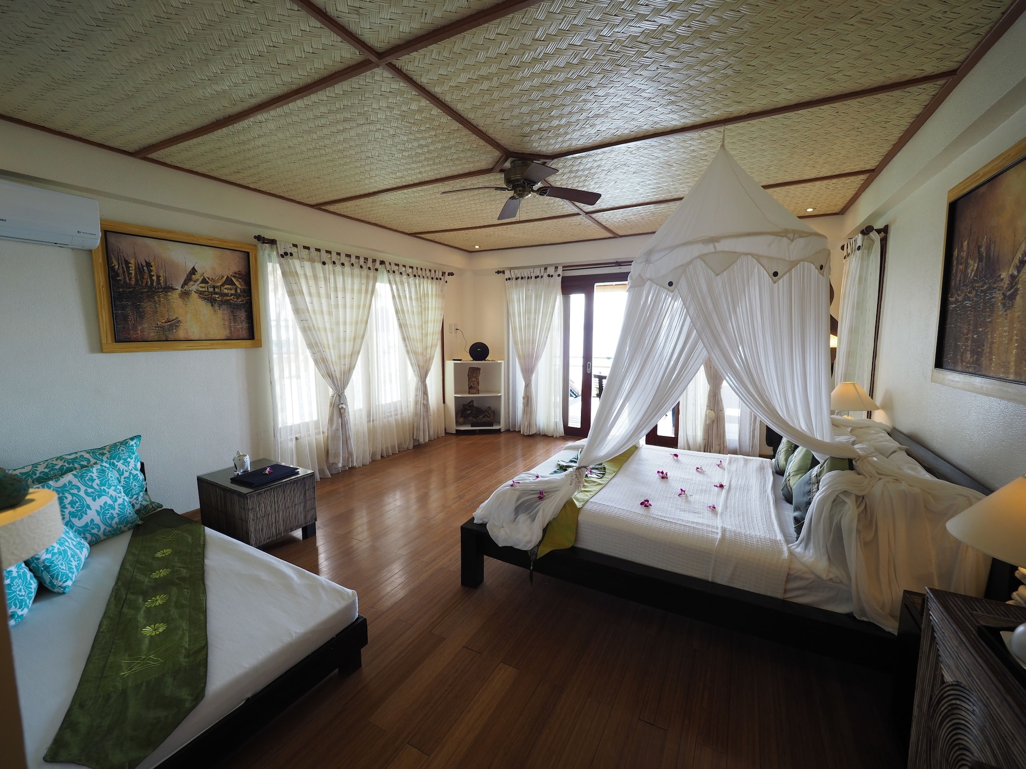 DELUXE, KING BED, BEACH FRONT