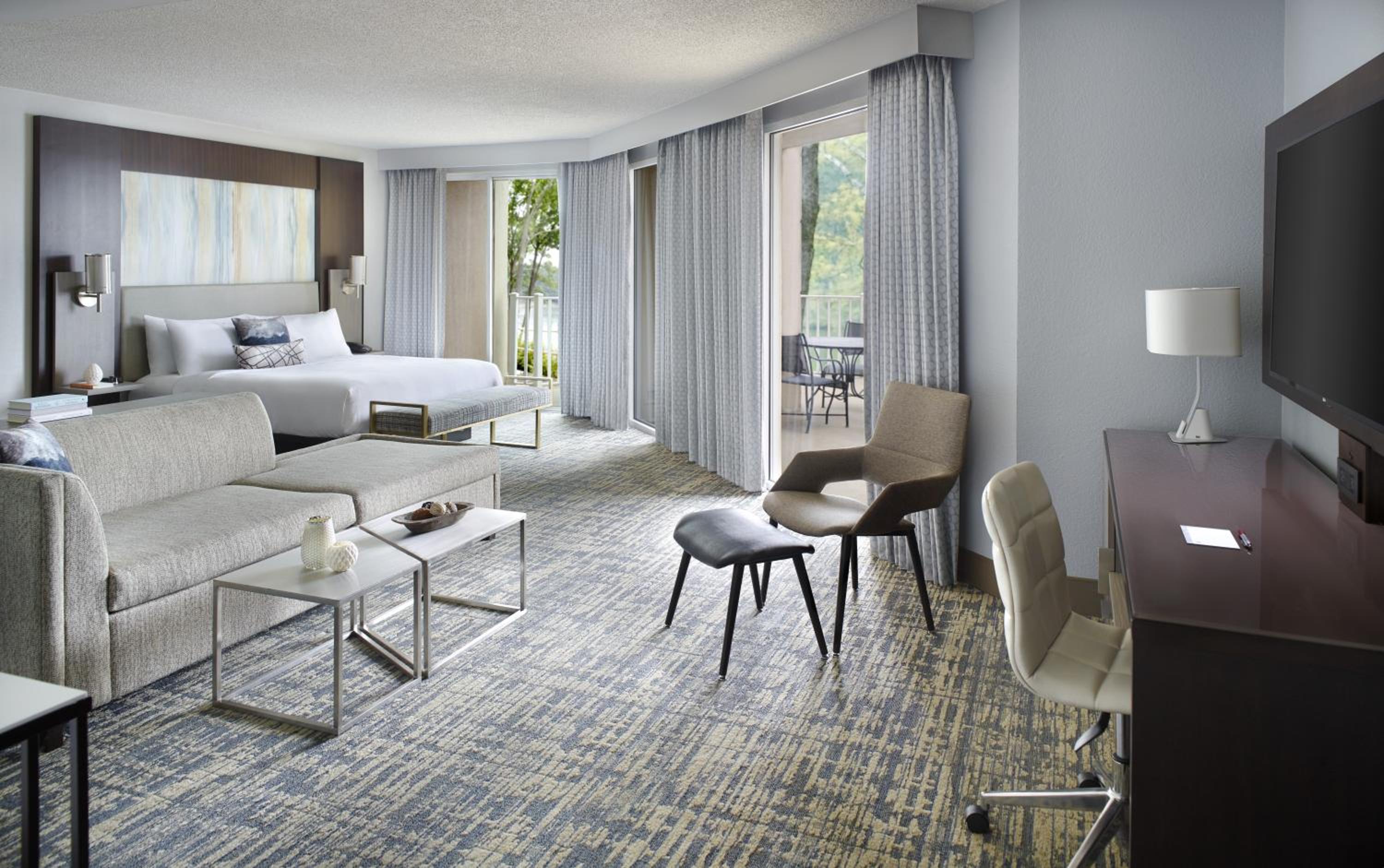 جناح بسرير كينج بغرفة نوم واحدة مع أريكة، Atlanta Evergreen Lakeside Resort 2/4