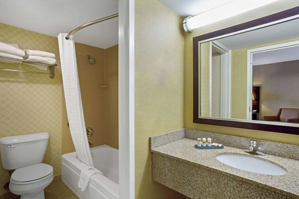 Hampton Inn Manchester Downtown, NH 12/39
