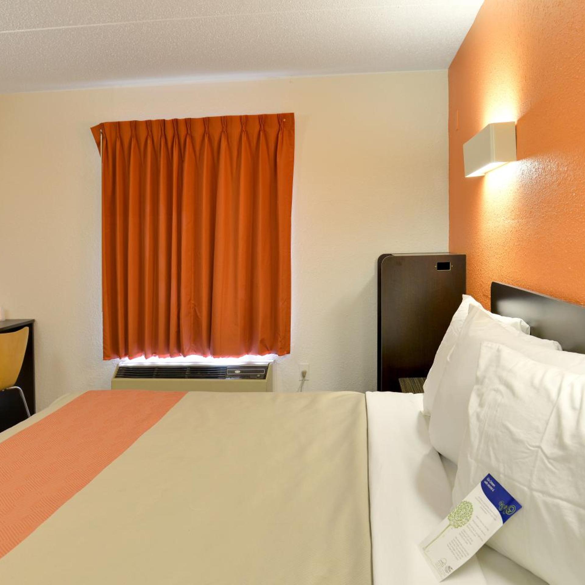 غرفة بسرير كينج لذوي الإعاقة، Motel6 Toledo, OH 6/7