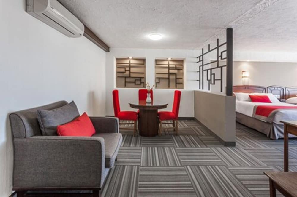 Ramada Plaza by Wyndham Leon 34/54