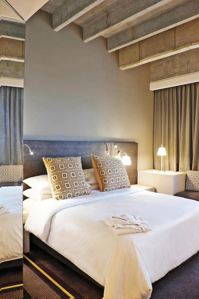 SUITE, KING BED, SOFA