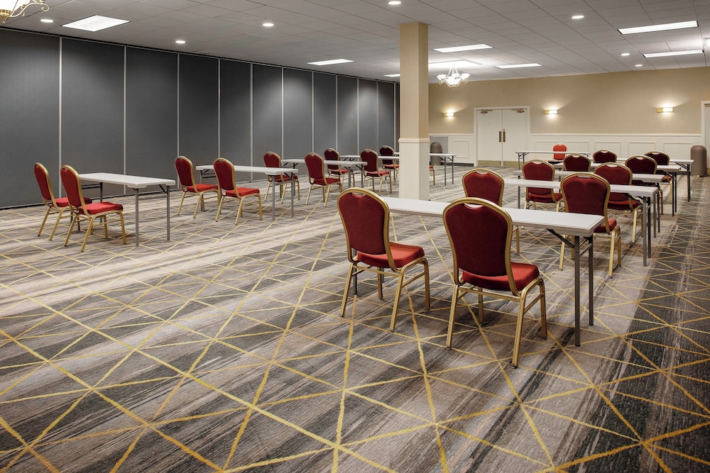 Holiday Inn Suites Boston Peabody 53/62
