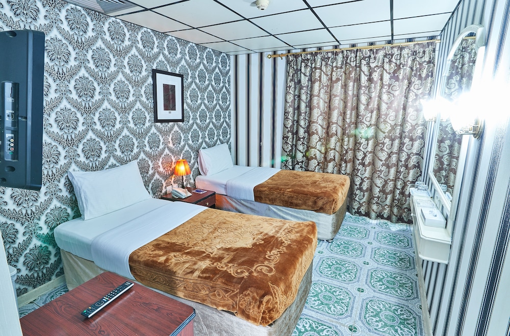 ROOM, TWIN BEDS