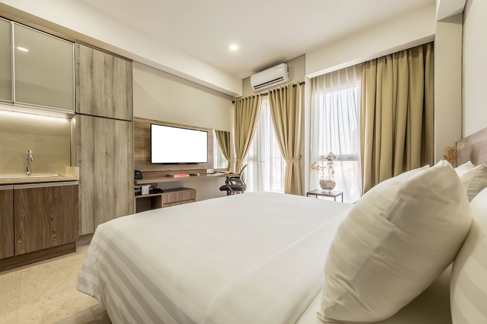 DELUXE, DOUBLE OR TWIN BED, CITY VIEW