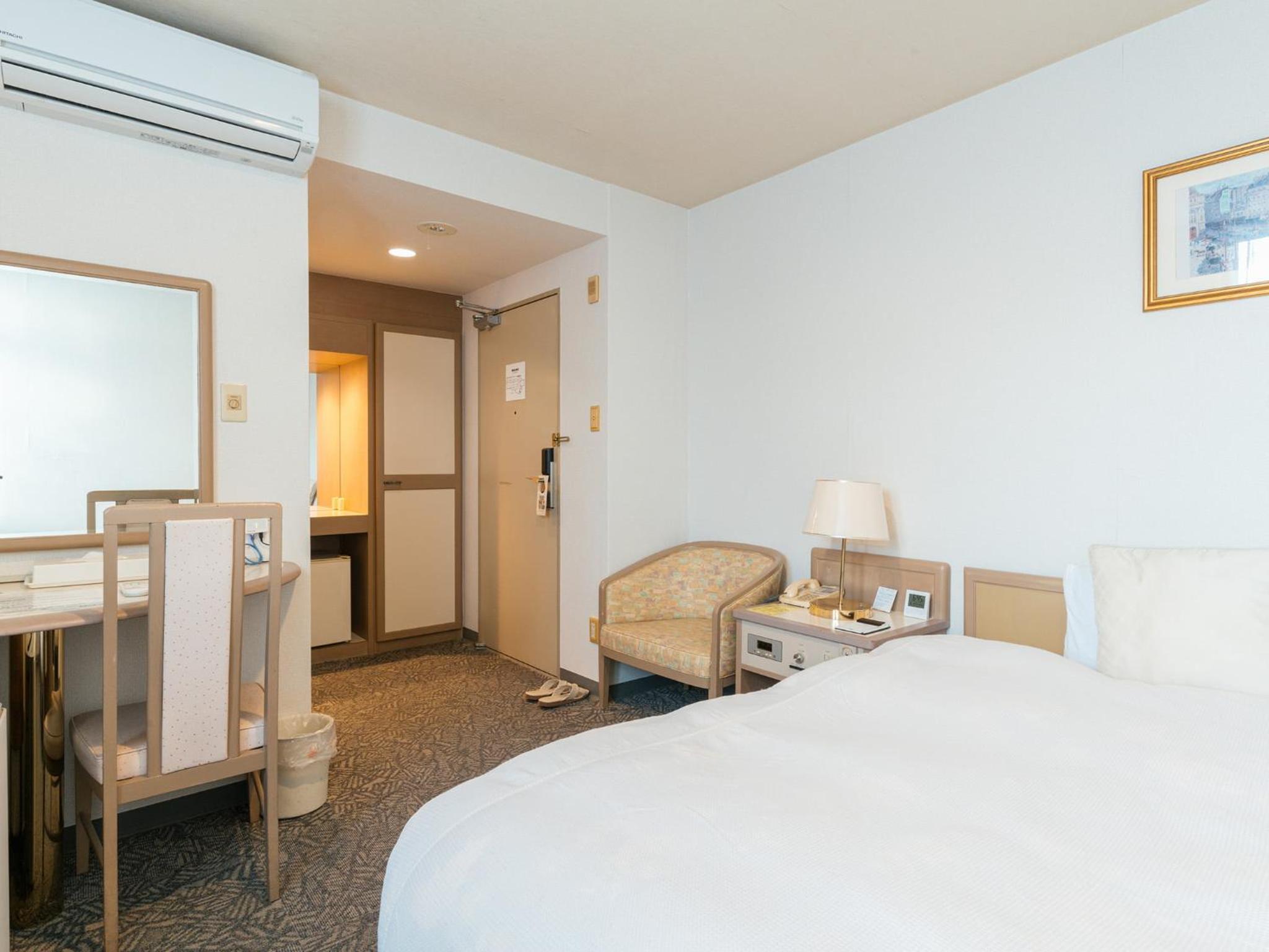 غرفة مفردة، Hotel New Century 3/13