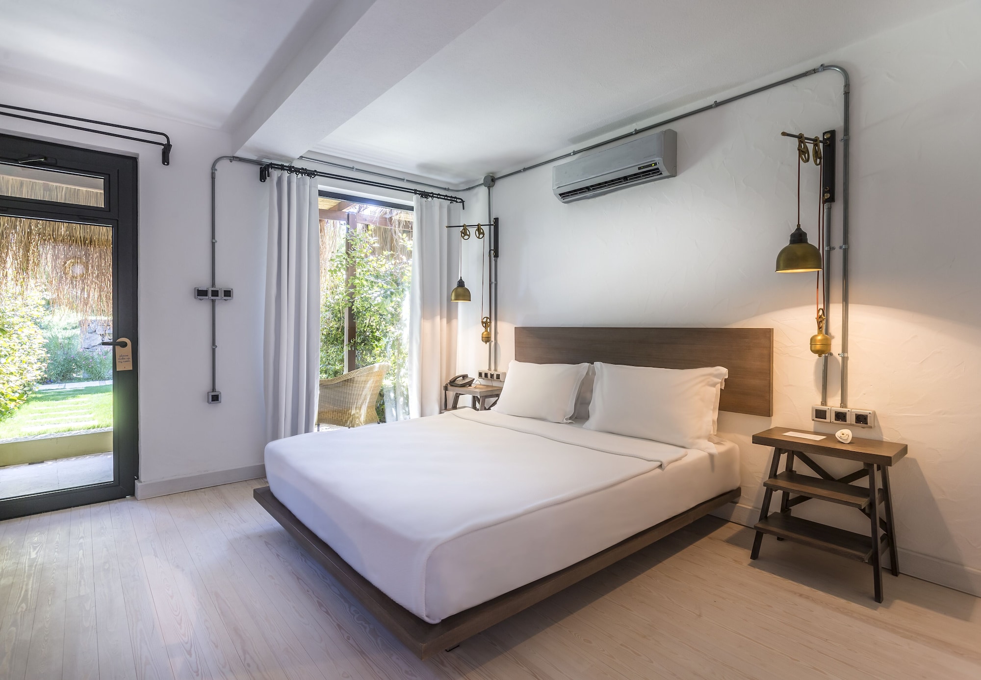 Garden, Standard, Queen Bed