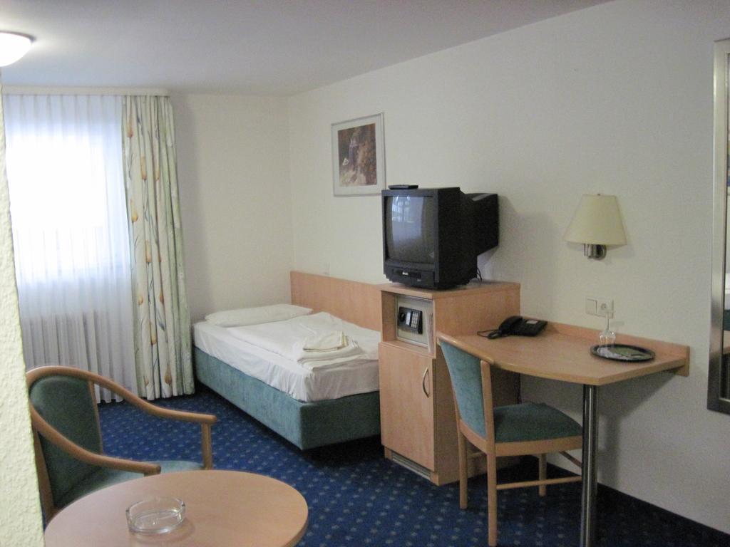 AIR HOTEL WARTBURG 34/36