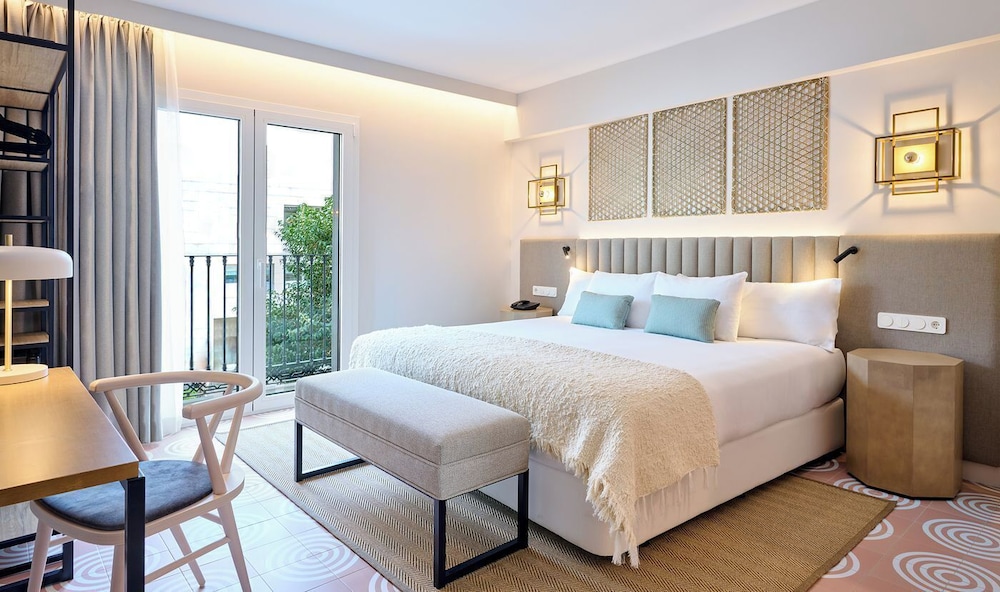 ROOM, KING BED, CITY VIEW