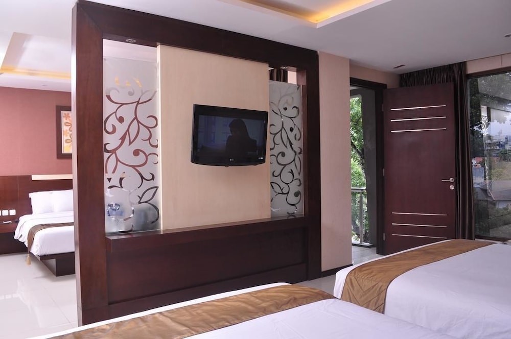 Scarlet Hotel Dago 12/21