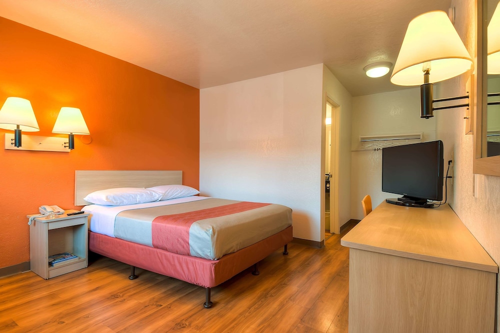 Motel6 Westminster, CA - South - Long Beach Area 24/43