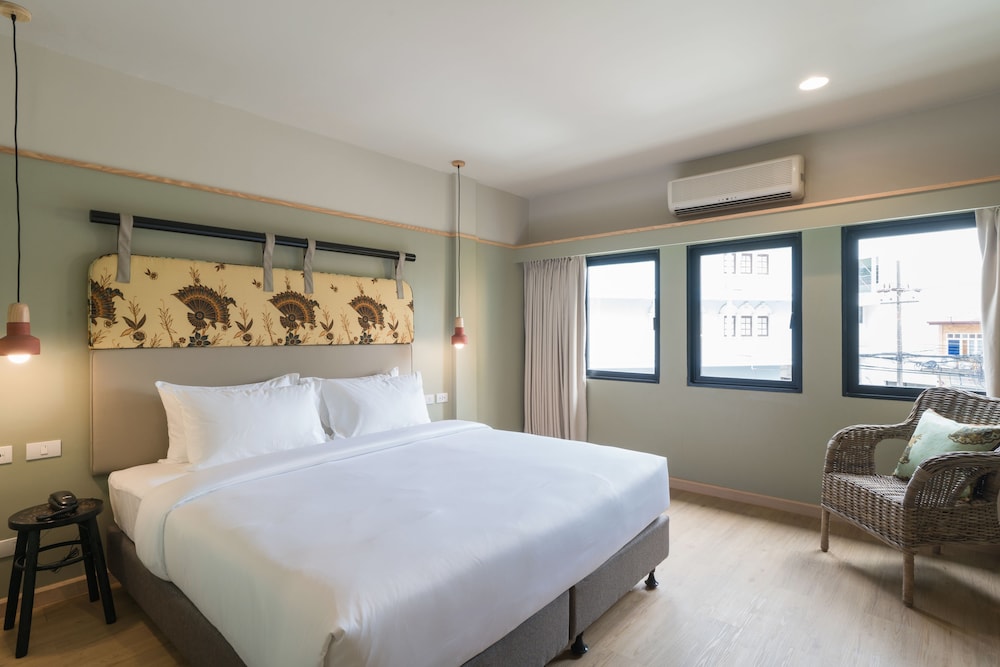 DELUXE, DOUBLE OR TWIN BED, CITY VIEW