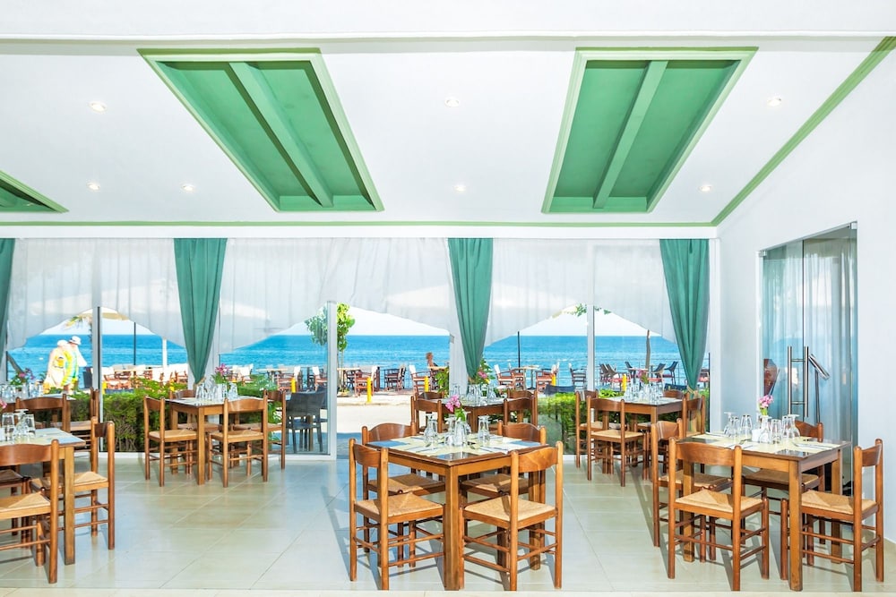 Xenios Dolphin Beach Hotel 43/68