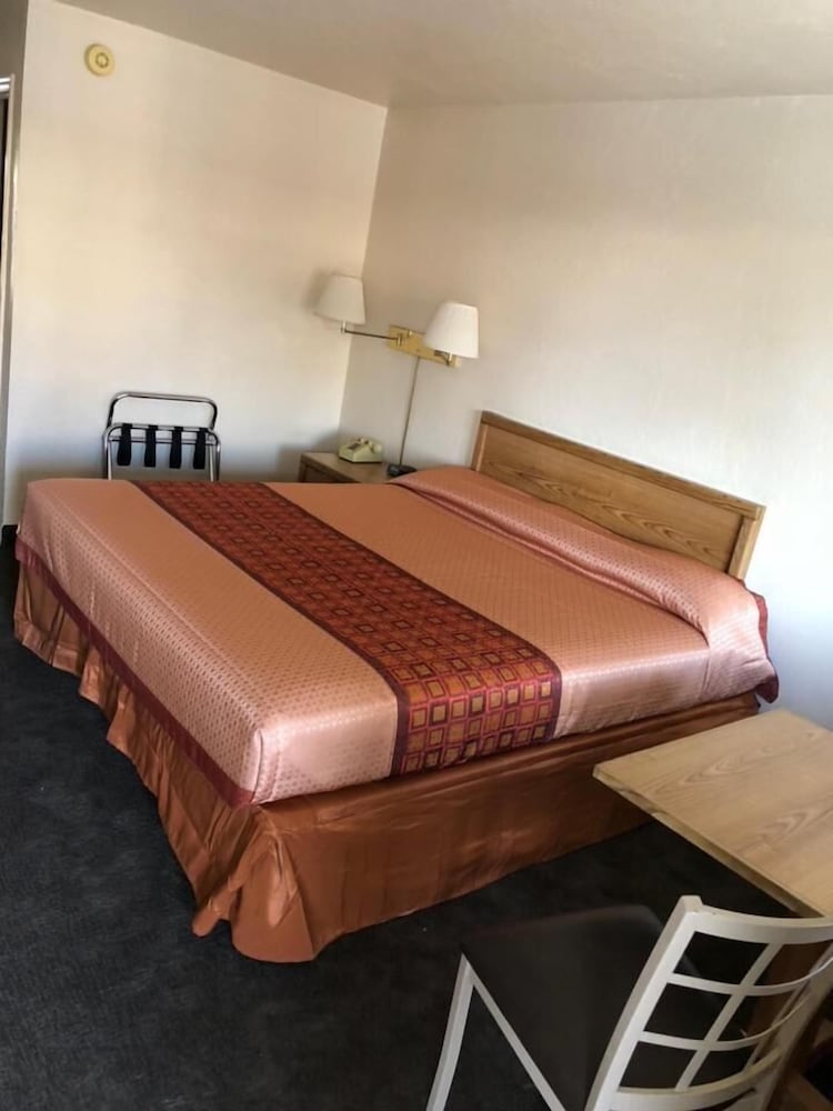 Claridge Inn 24/57