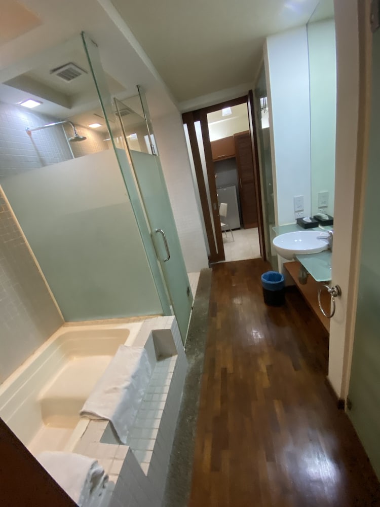Peninsula Residence All Suite Hotel. 32/36