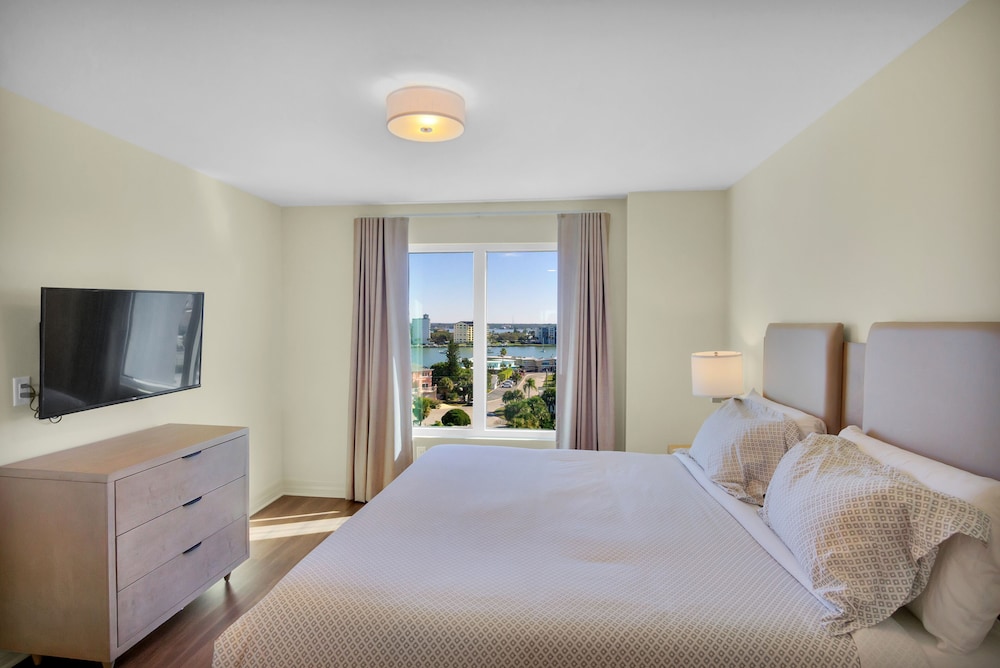 3 Bedrooms, Deluxe, Suite, 1 King and 2 Queen Beds, Bay View, Sofa
