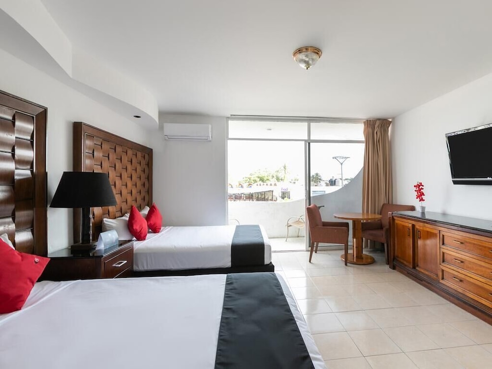 Zona Dorada Inn 13/50