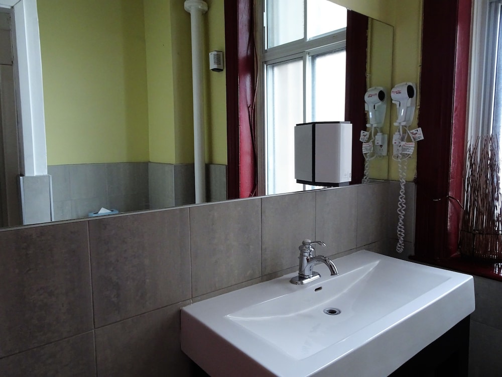 Hotel Quartier des Spectacles 54/63